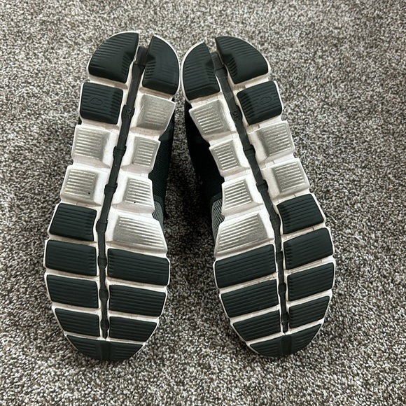 On running women’s 9.5 cloud running shoes olive and light green - Picture 5 of 7